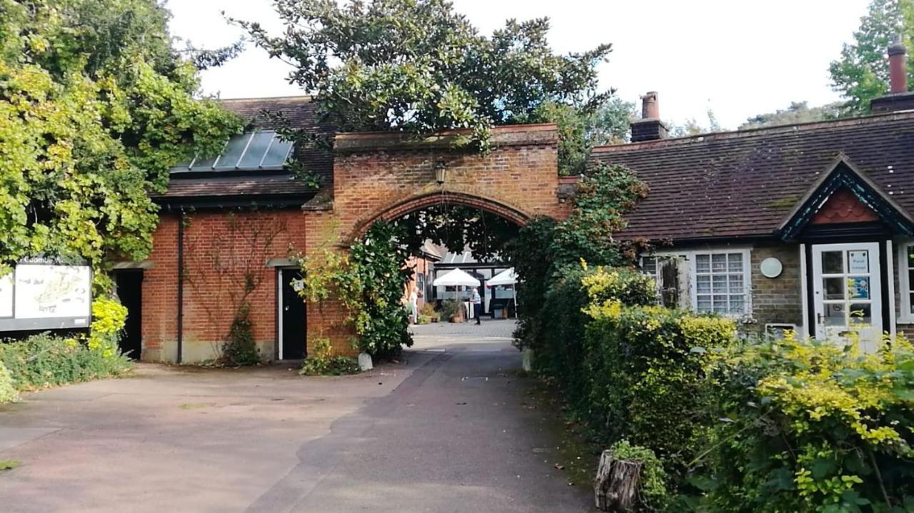 Many Worlds Meet - Eurostar, Wimbledon 30 Mins, Central London, Gatwick 15 Mins - Spacious, Sleeps Up To 16 Plus Cot - Free Wifi, Parking - Next To Lloyd Park, Great For Families, Walkers, Relocators - Ideal For Contractors London Borough of London Borough of Croydon Exterior foto
